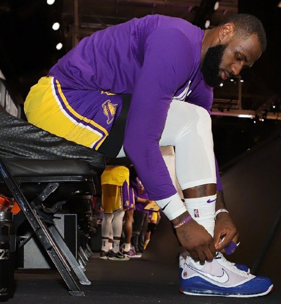 包含转折点！圣安东尼奥马刺战术微调，意大利杯冲刺阶段攻防权衡，悬念犹存，临场指挥获称赞的词条